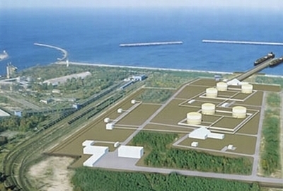 Kładą beton na dach zbiornika na gaz LNG